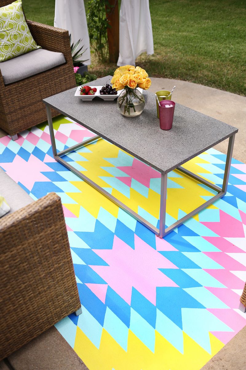 Such a great idea! Outdoor painted rug DIY (click through for tutorial) 
