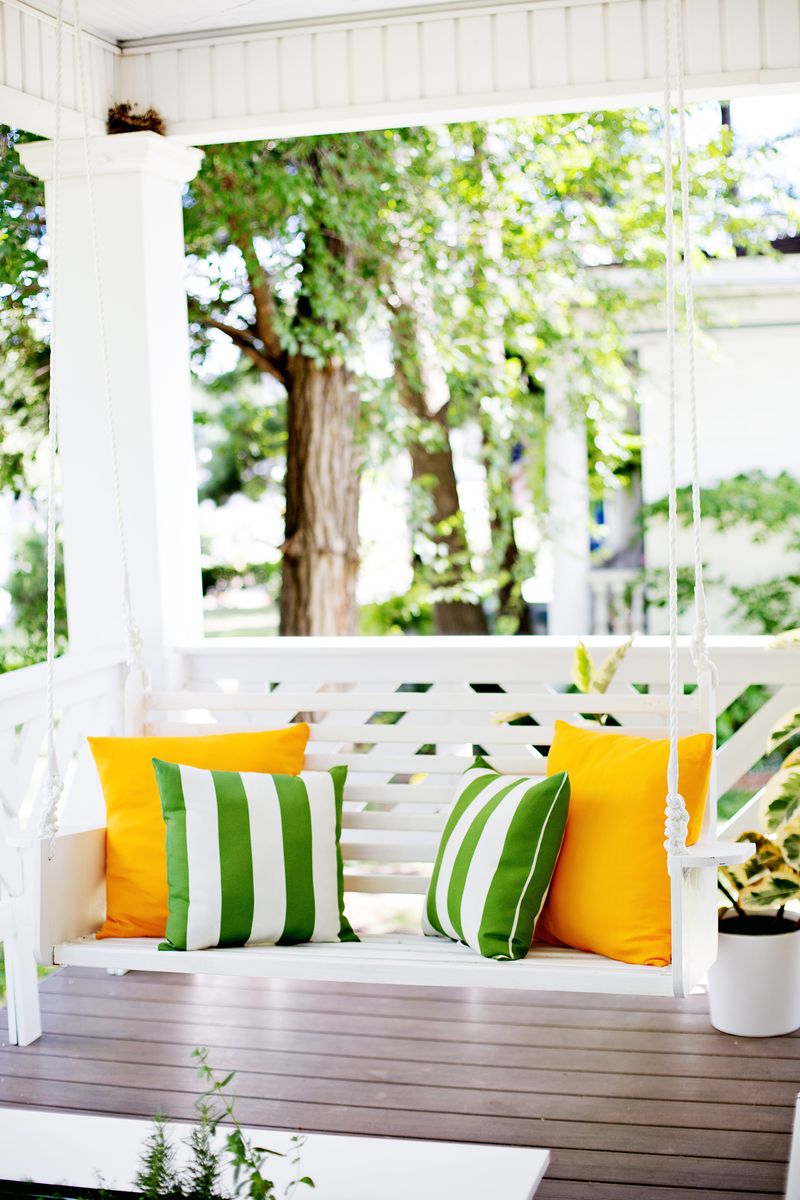 Build your own porch swing (click through for more before and after pics 