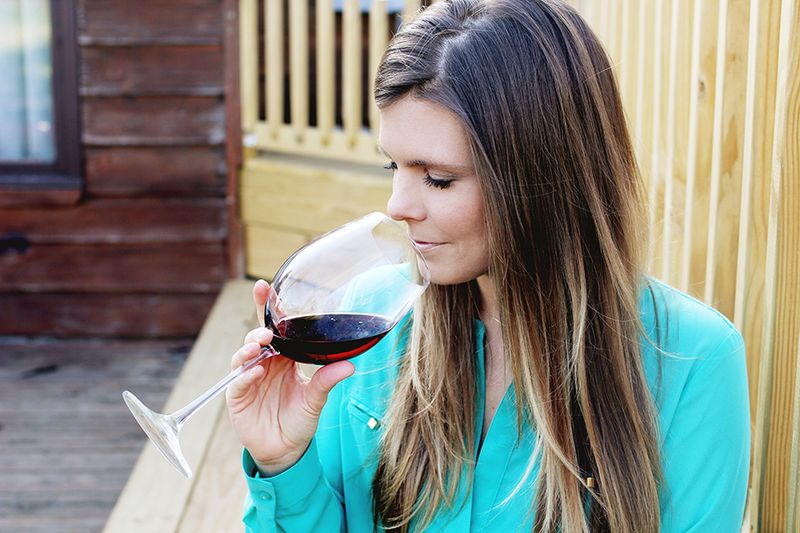 How to sniff red wine 
