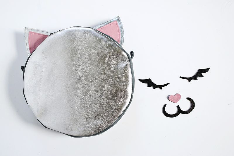 Me-ow! Leather Cat Purse DIY (click through for tutorial) 