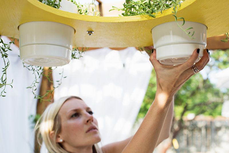 Outdoor Plant Chandelier DIY (click through for instructions)