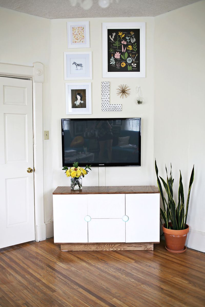 TV area in Elsie Larson's Home (via A Beautiful Mess)