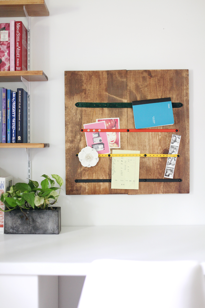 Make a memo board out of old, worn-out belts.