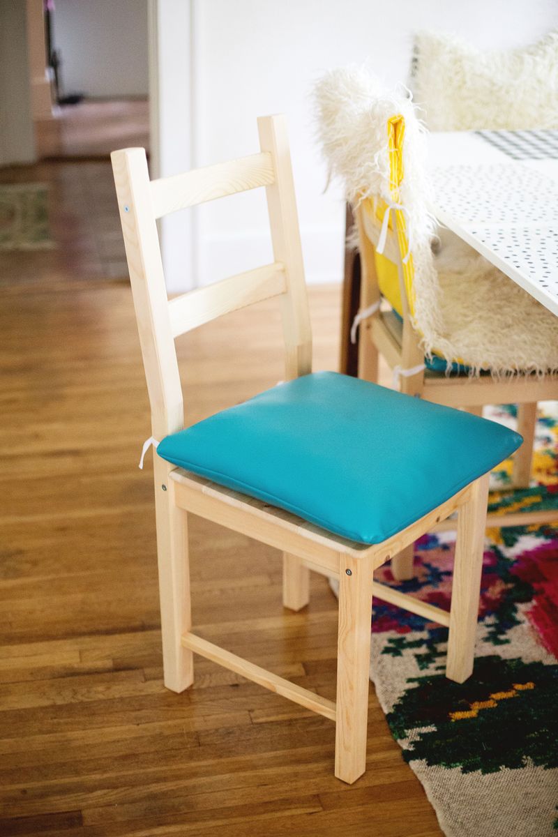 DIY vinyl chair cushions (click through for tutorial)