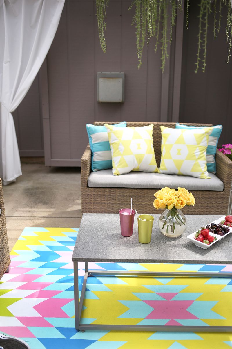Such a great idea! Outdoor painted rug DIY (click through for tutorial) 