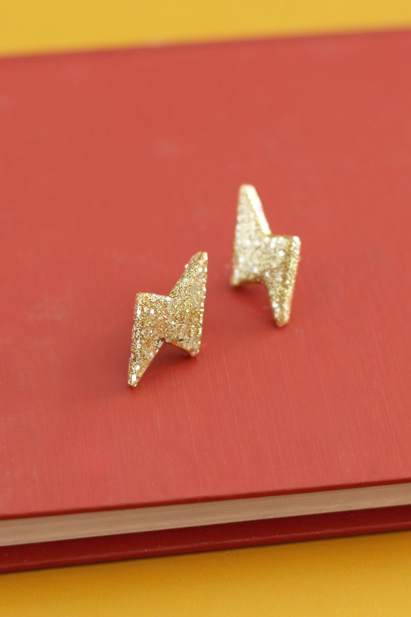 Nobody will guess that you made these glittery thunderbolt earrings yourself! Click through for the simple instructions.