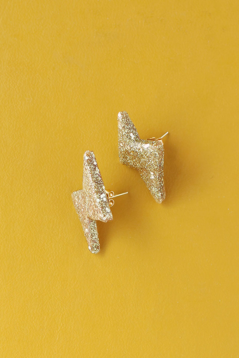 Nobody will guess that you made these glittery thunderbolt earrings yourself! Click through for the simple instructions.