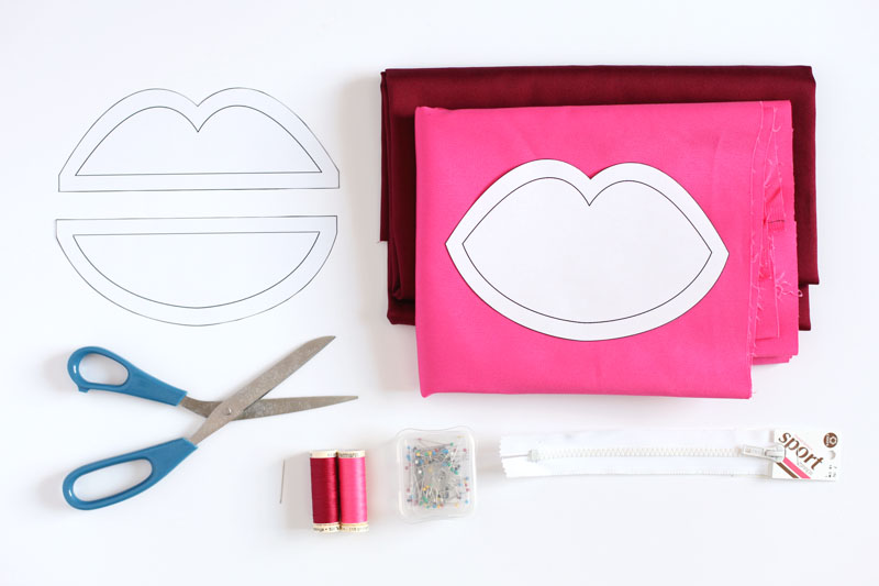 Make this zipped lips pouch for stashing secret things in your purse! Click through for pattern + instructions.