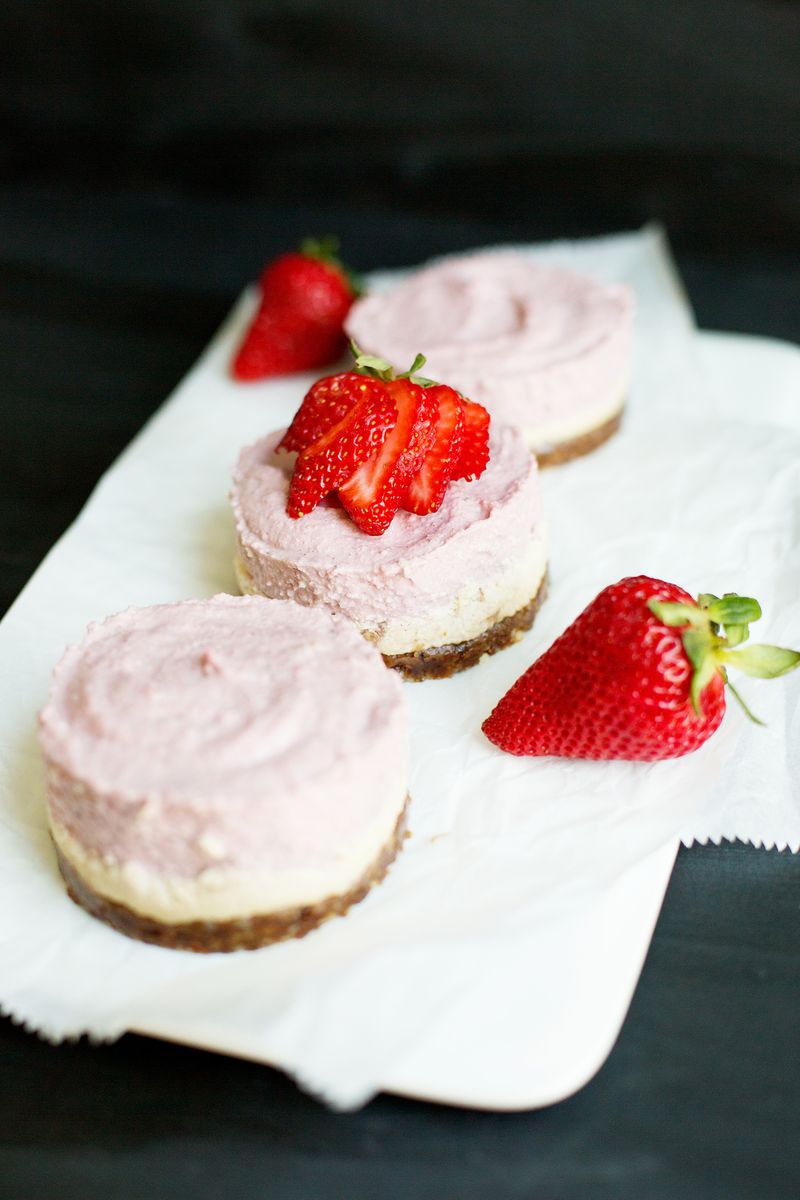 No-Bake Strawberry Cheesecake (Non-Dairy!) click through for recipe 