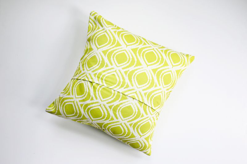 Easy Envelope-Style Pillow Tutorial (click through for instructions) 