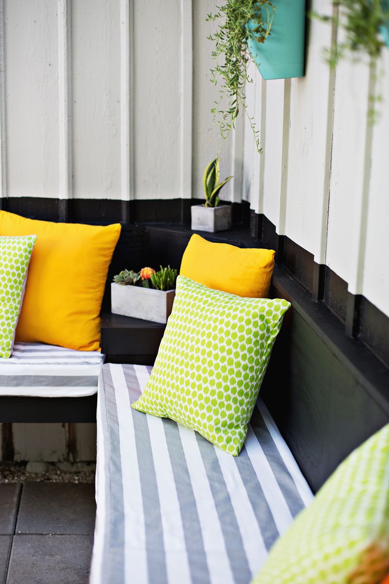 Three ways to make outdoor pillows (click through for tutorial) 