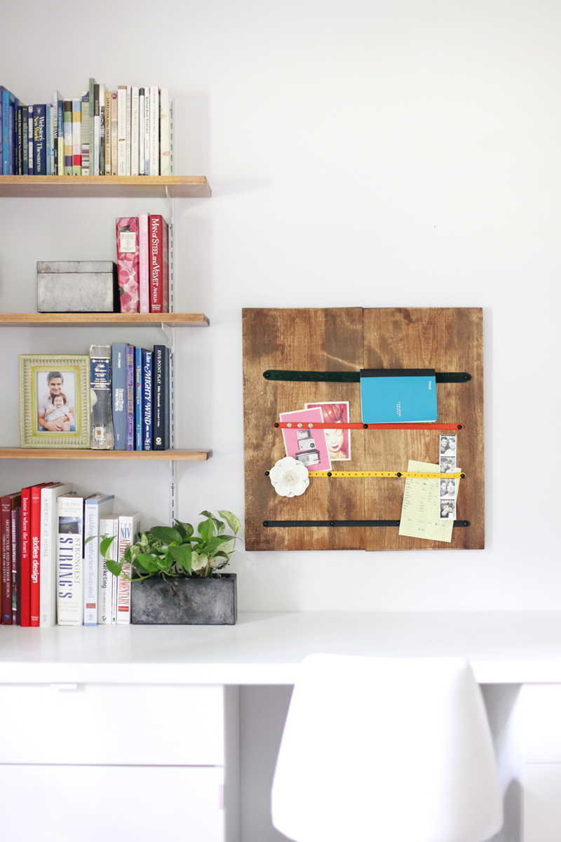 Make a memo board out of old, worn-out belts.