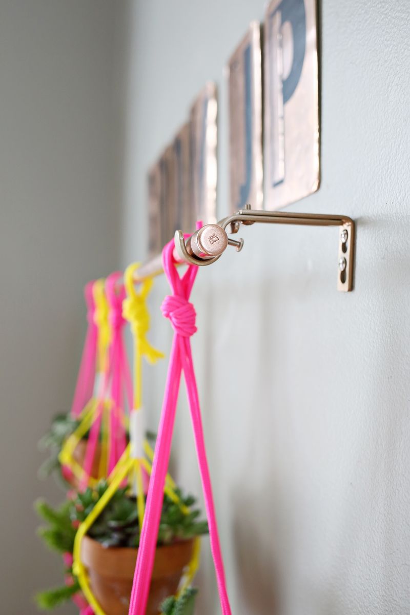 (easy + cute!) copper pipe hanging planter (click through for tutorial) 