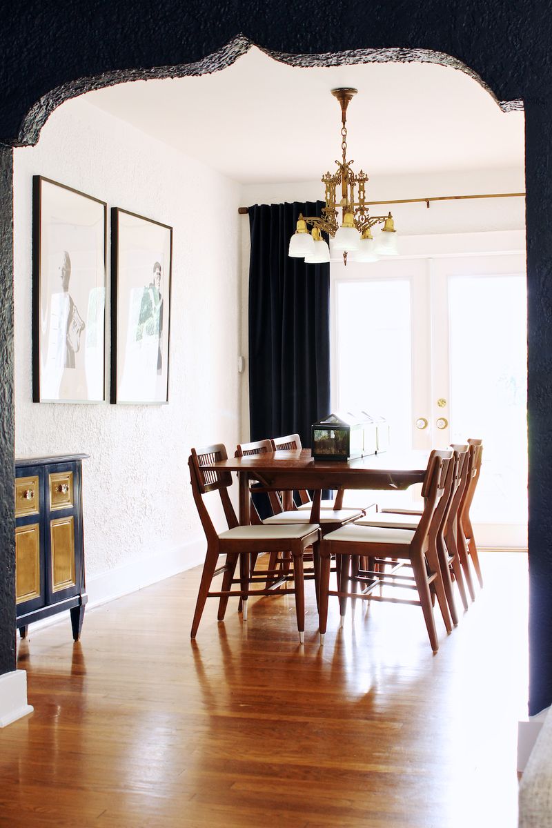 Love the contrast of the black and the bright dining space
