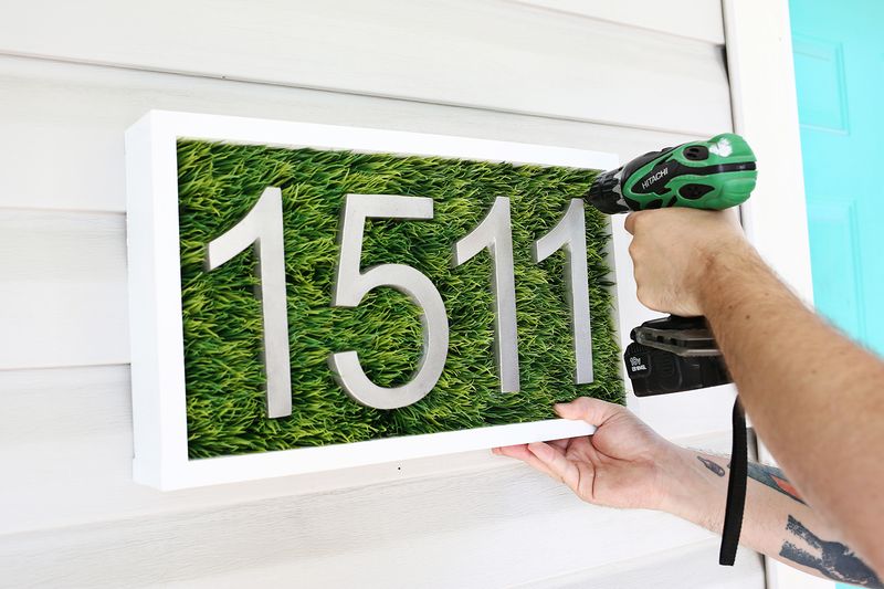 Love this! Modern House Number DIY (click through for tutorial) 