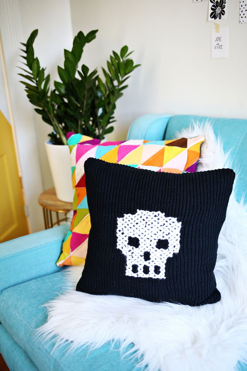 Have an old sweater? Make this cute skull pillow with it! (click through for tutorial) 