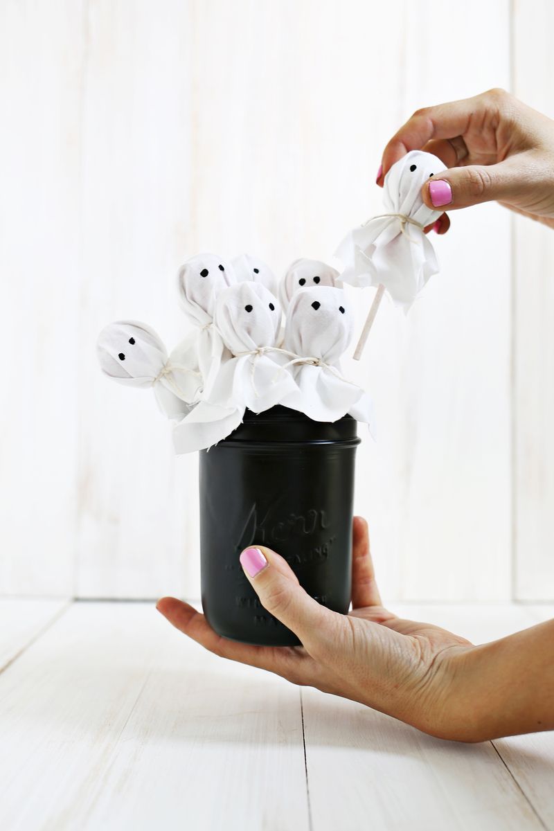 Ghost lollipops! Perfect gift for halloween (click through for tutorial)