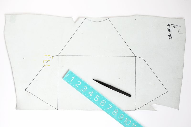 So cute! colorblocked envelope clutch DIY (click through for tutorial) 