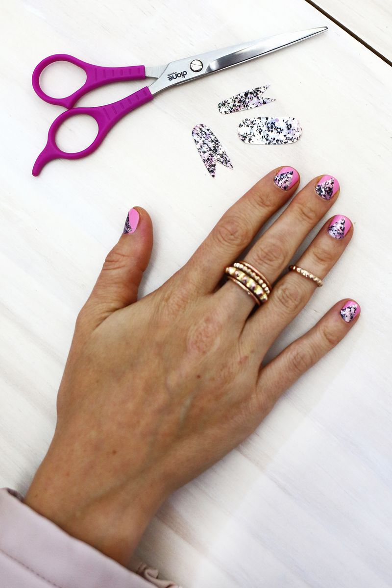 Use nail stickers to create geometric shaped prints on nails (click through for tutorial) 