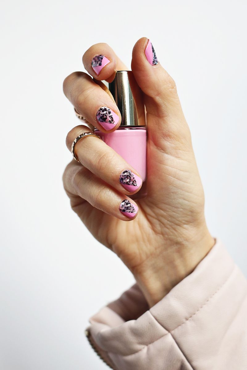 Use nail stickers to create geometric shaped prints on nails (click through for tutorial) 