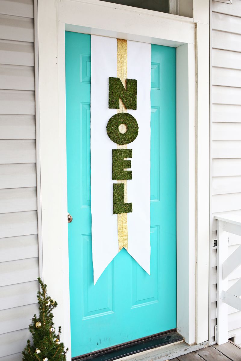 Noel door banner DIY (click through for tutorial) 