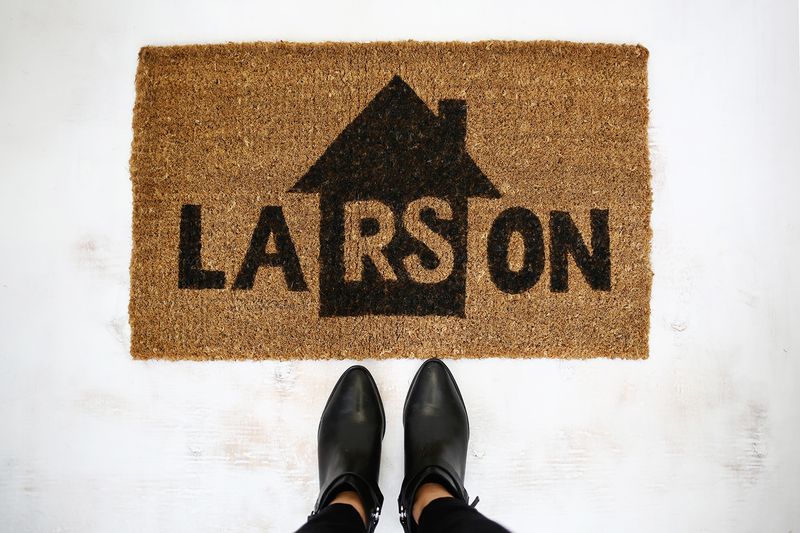 Make your own personalized door mat (click through for tutorial) 