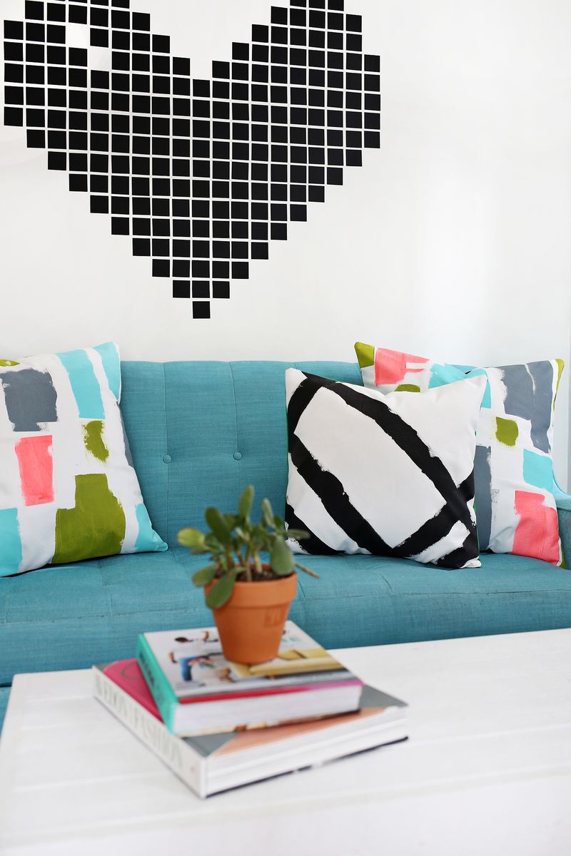 DIY abstract pillows—so cute! (click through for tutorial) 