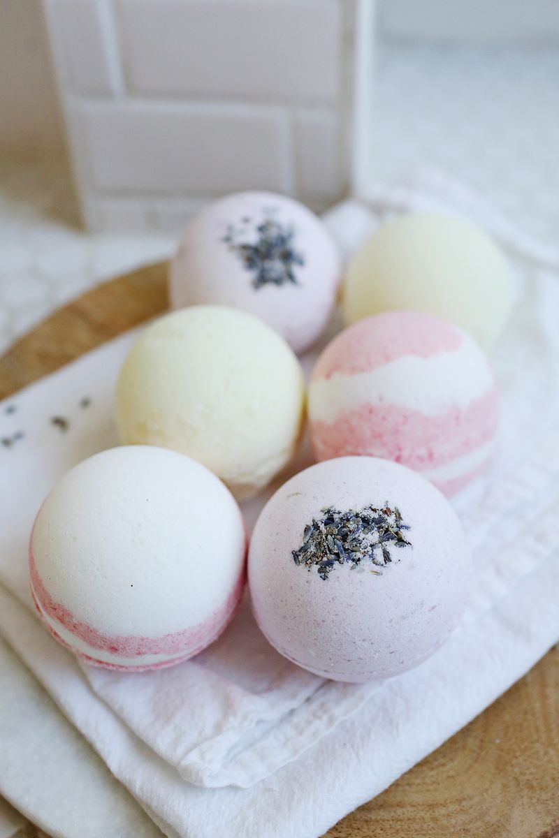 Homemade bath bombs to make as a present - or for yourself!