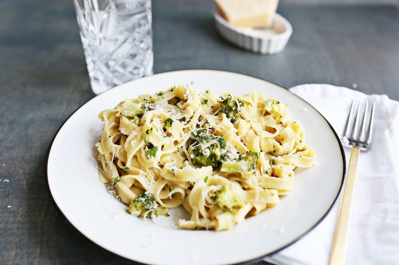 One pot creamy broccoli pasta (via abeautifulmess.com) 