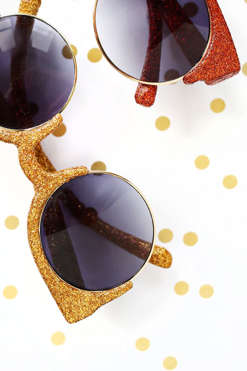 Have to try this! Glitter sunglasses DIY (click through for tutorial) 