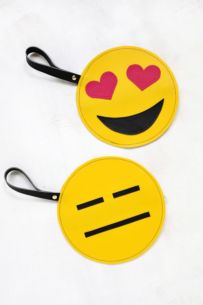 OMG! I want one! Emoji clutch DIY (click through for tutorial)          