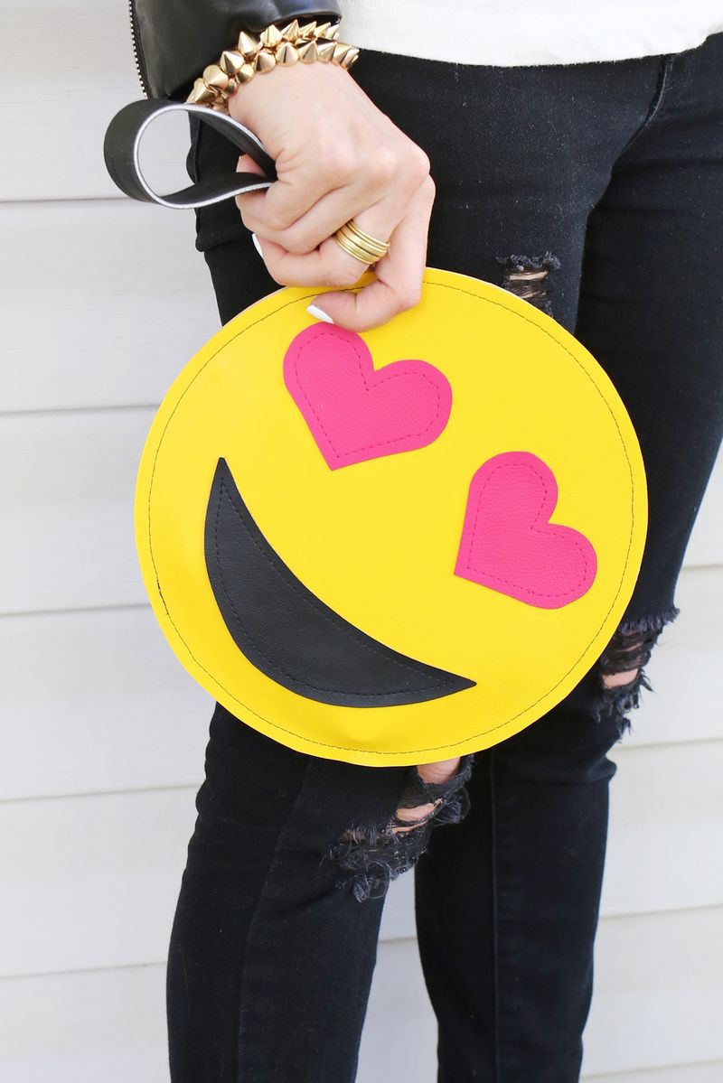 OMG! I want one! Emoji clutch DIY (click through for tutorial)             
