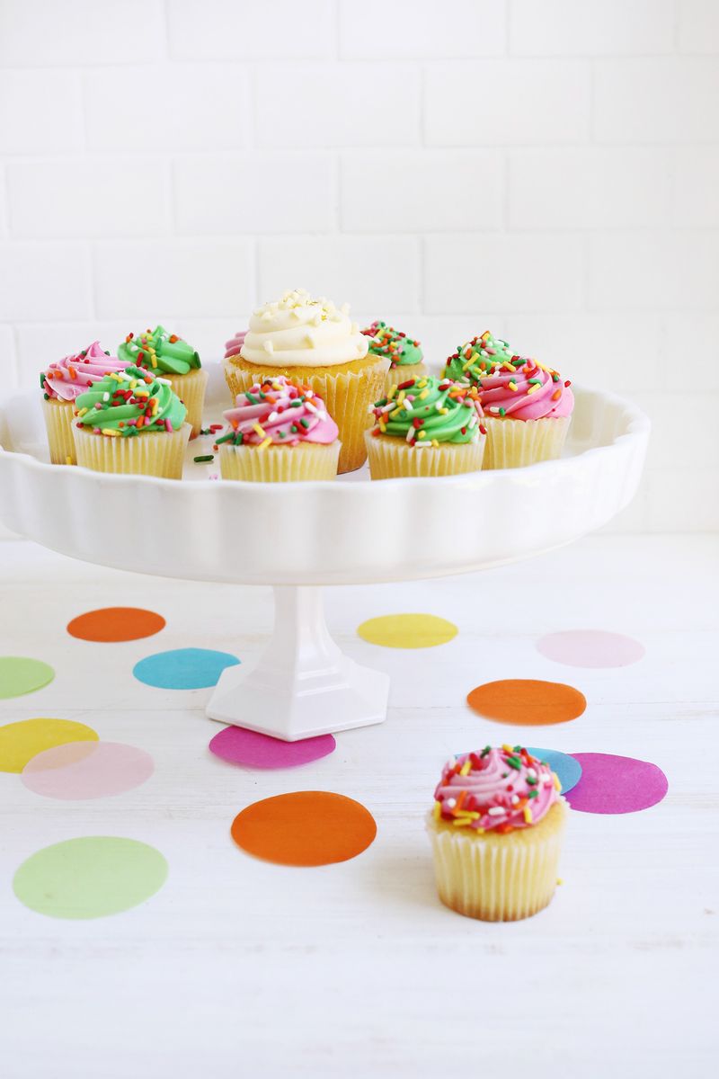 Making these for my next party! 5 Temporary Cake Stand Ideas (click through for more) 