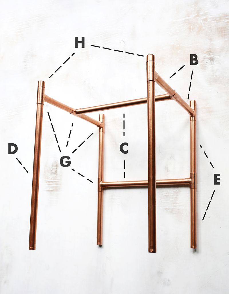 So cute! copper pipe side table DIY (click through for tutorial) 