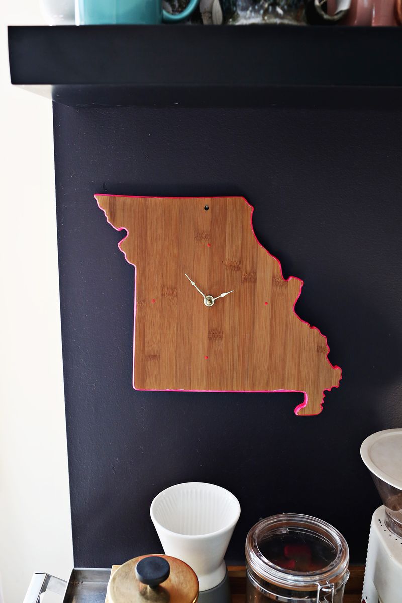 Easy diy clock from a cutting board (via abeautifulmess.com) 
