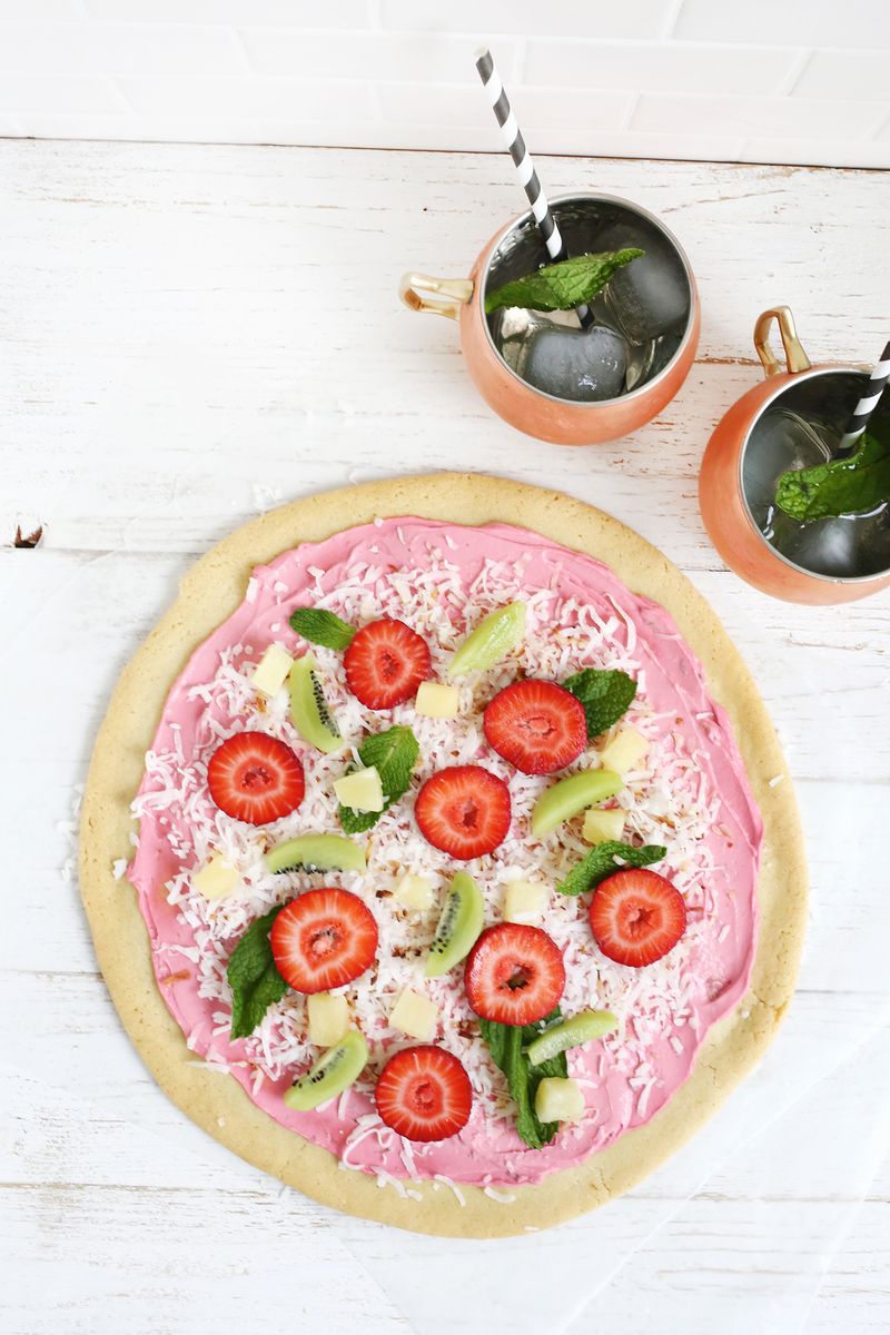 Adorable fruit pizza! (click through for recipe) 