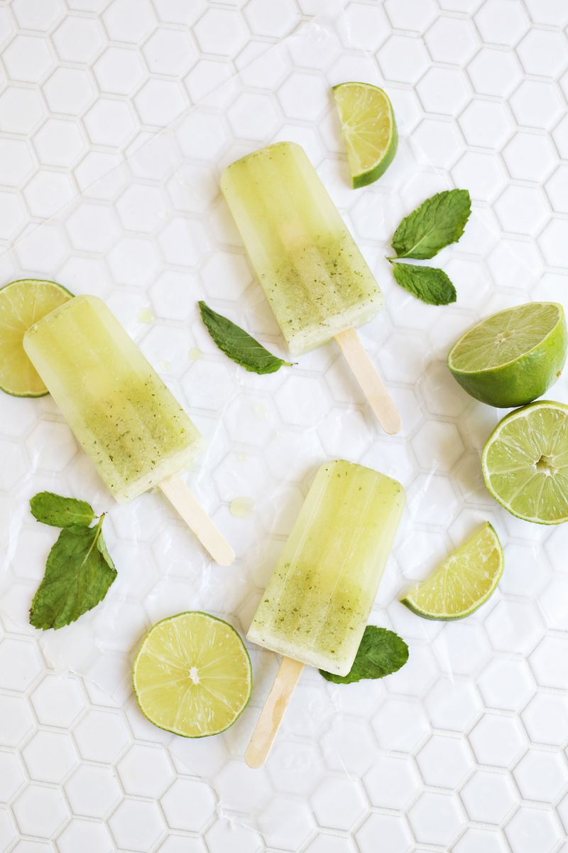 Lime + mint popsicles (no added sugar!) click through for recipe 