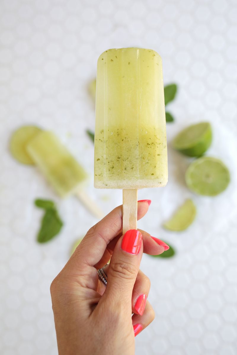 Lime + mint popsicles (no added sugar!) click through for recipe 
