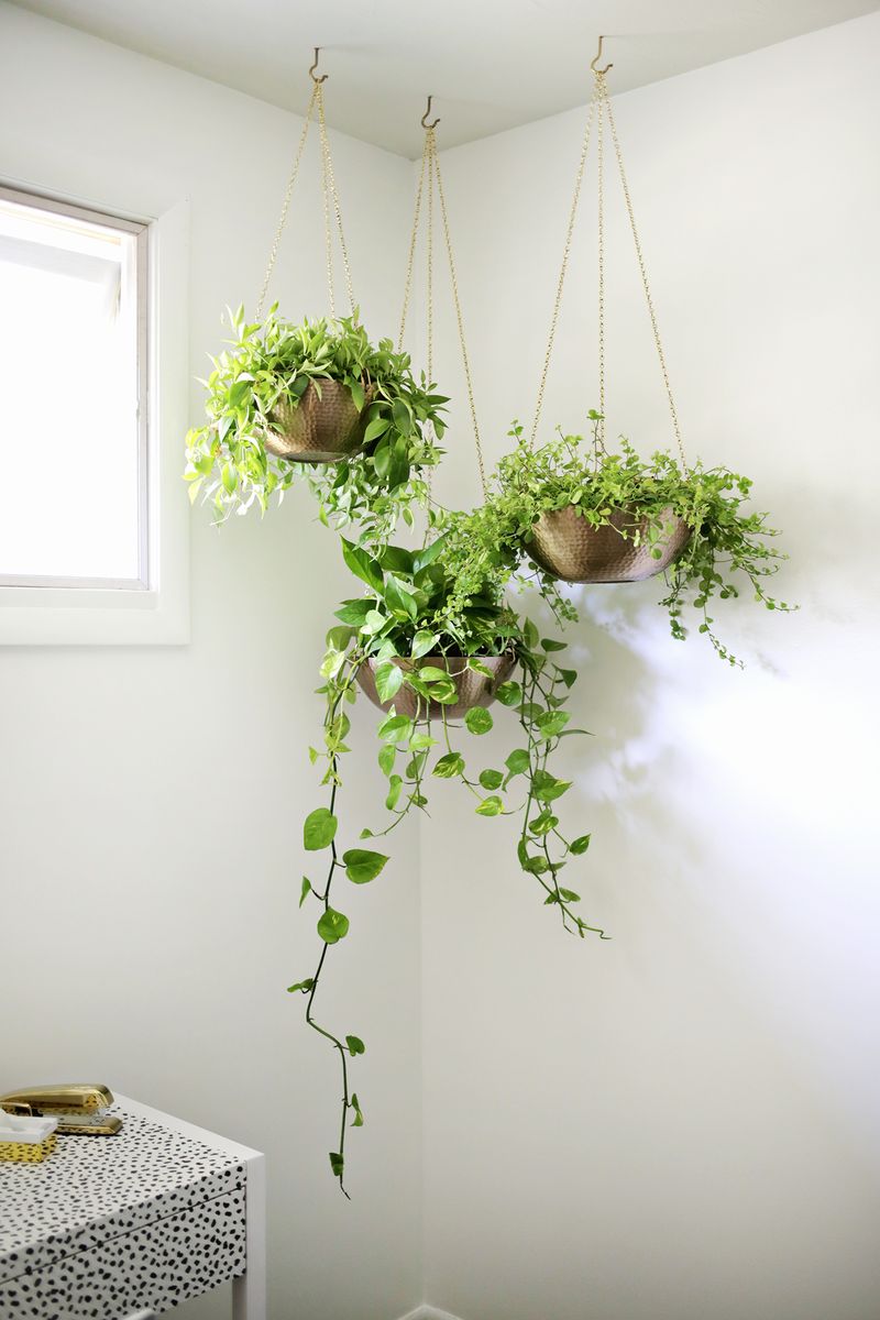 Hanging planters out of metal bowls—love this! (click through for tutorial) 