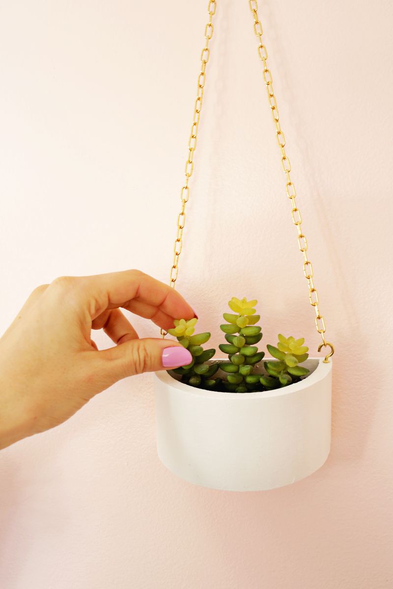 Make a cute hanging planter from a round wooden box! (click through for tutorial) 