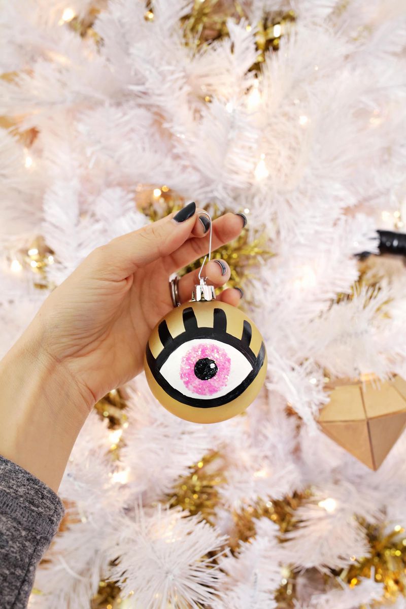 AGH! So cute! Eye ornament DIY (click through for tutorial) 