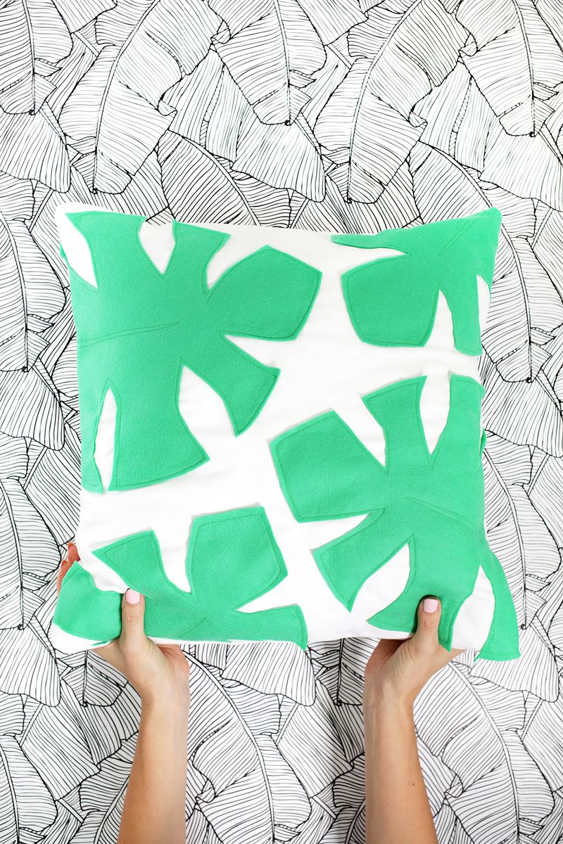 Felt palm leaf pillow DIY (click through for tutorial) 
