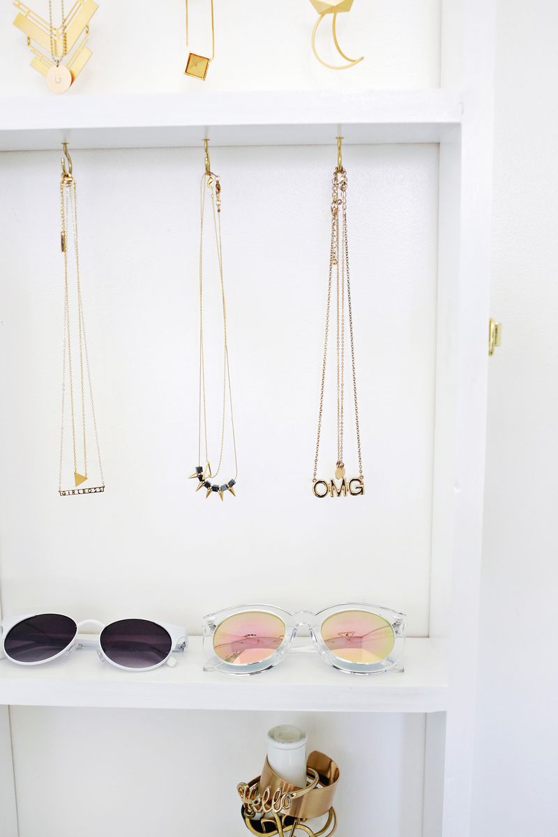 Totally Need This! Jewelry Storage Mirror DIY (click through for tutorial) 