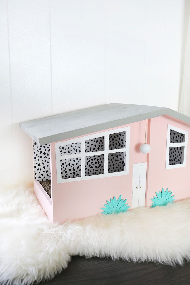 How cute is this!?! Palm Springs style scratching house (click through for tutorial) 