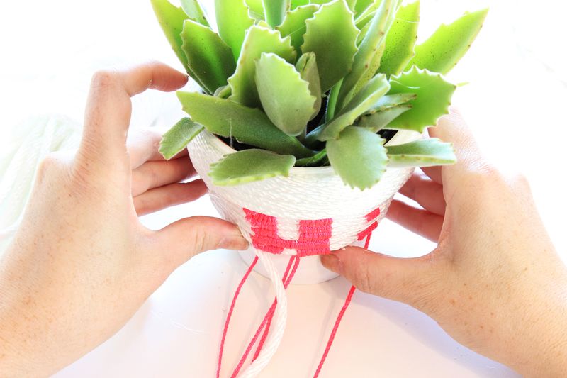 This DIY Rope Planter is so simple and cute! - Click for tutorial! 
