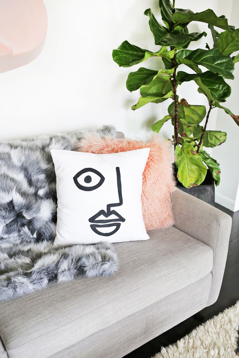 Easy abstract face pillow DIY (click through for tutorial) 