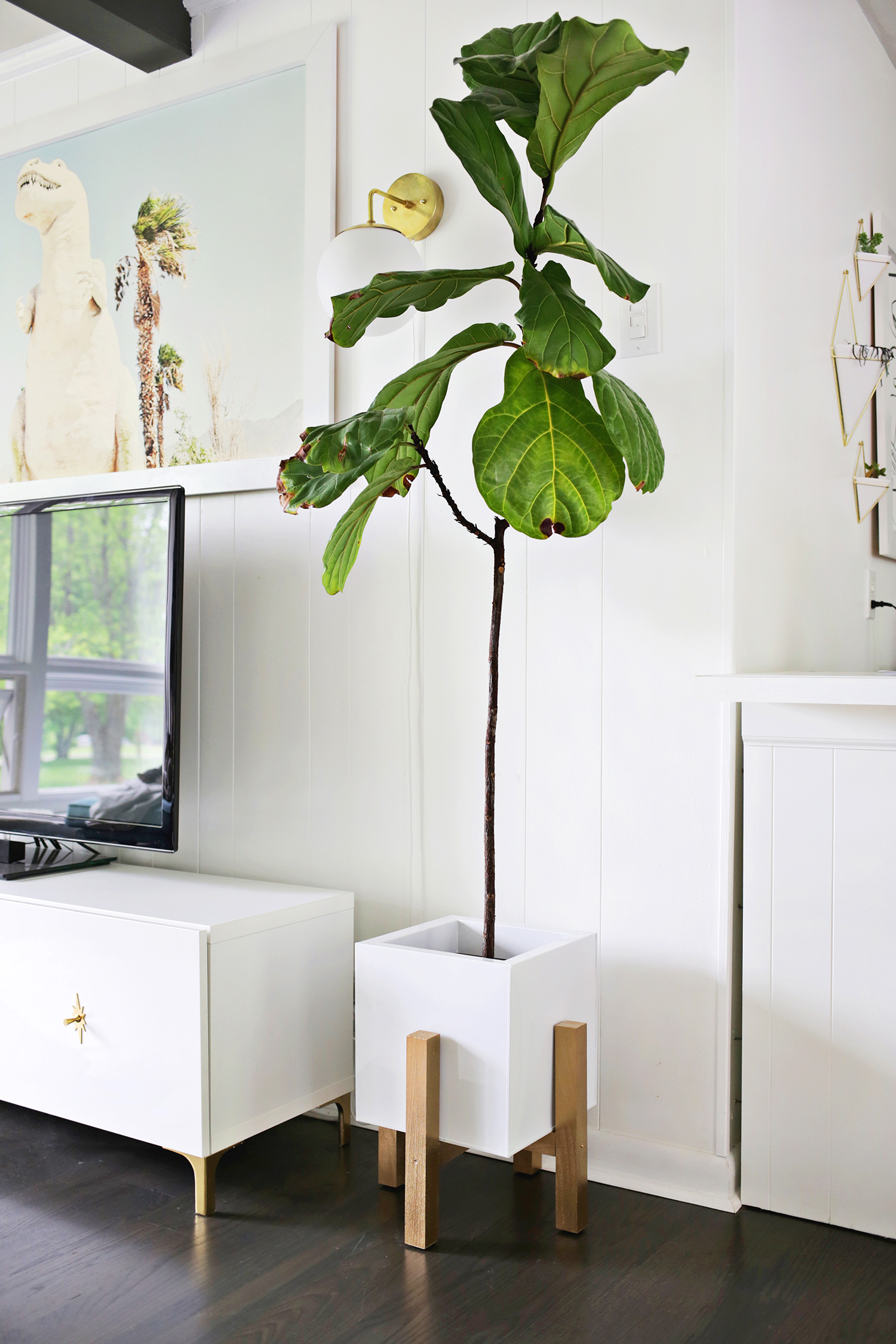 Mid century wooden plant stand DIY (click through for tutorial) 