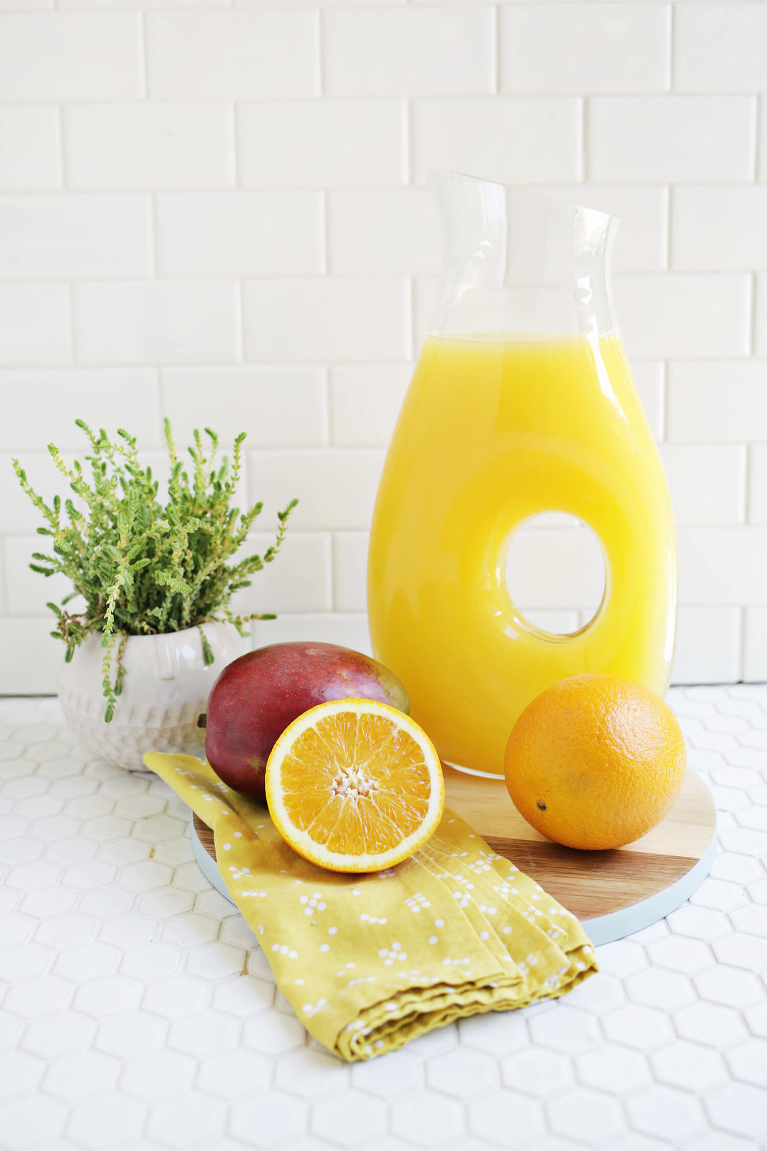 Perfect for summer! orange mango margarita (click through for recipe)