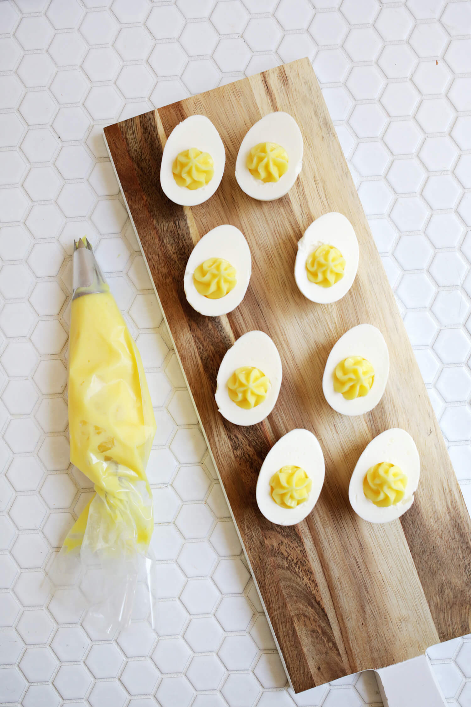 Perfect for summer!! Deviled Egg Jello Shots (click through for tutorial) 