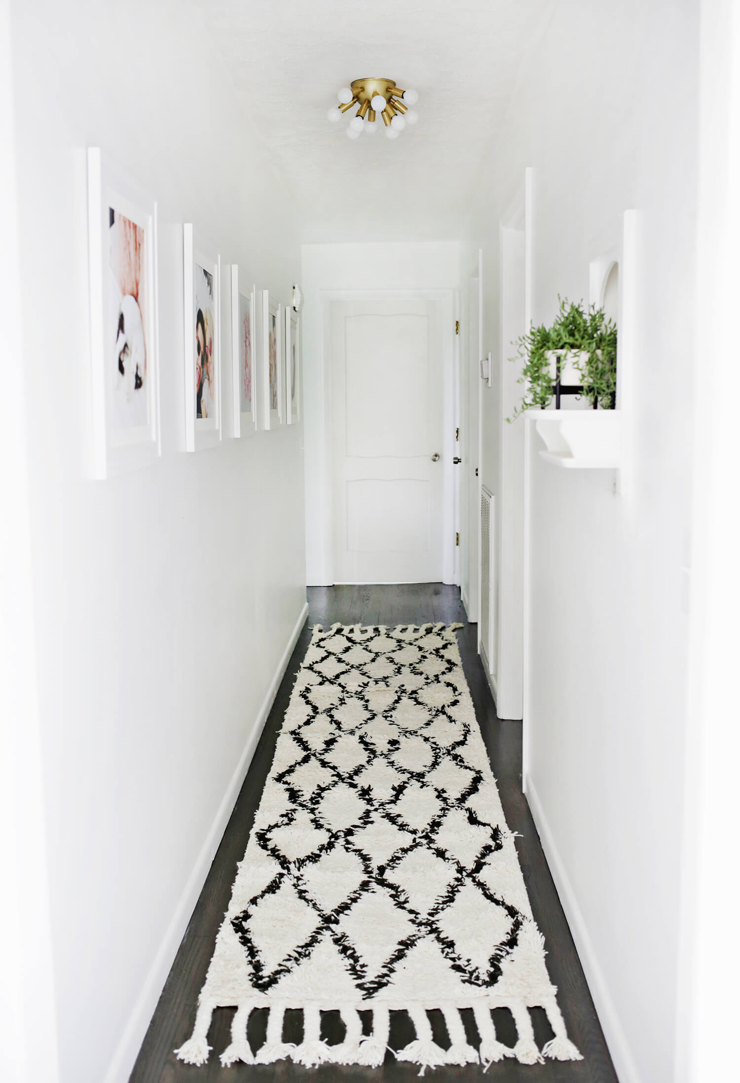 When decorating your house, don't forget about the hallway! (click through for tips!) 